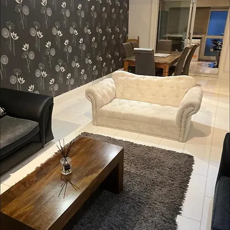 Beautiful 6 Bedroom With Spacious Lounge & Rooms Free Parking